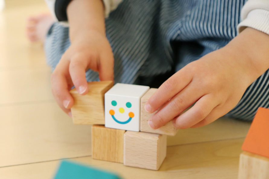 積み木はいつから使える？発達にもたらす効果と年齢別の選び方